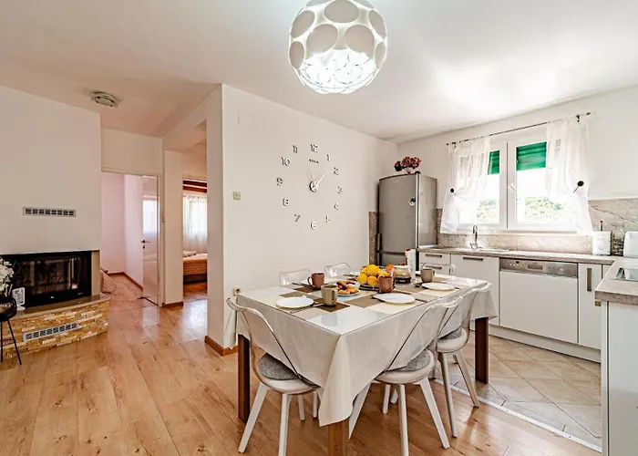 Bradat By Guide * Vela Luka